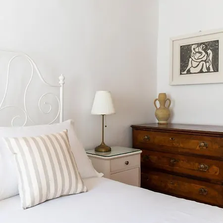 Apartment Rose By Quokka 360 - Refined Two-bedroom With Garden *