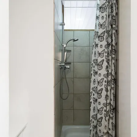 Апартаменти Rose By Quokka 360 - Refined Two-bedroom With Garden *