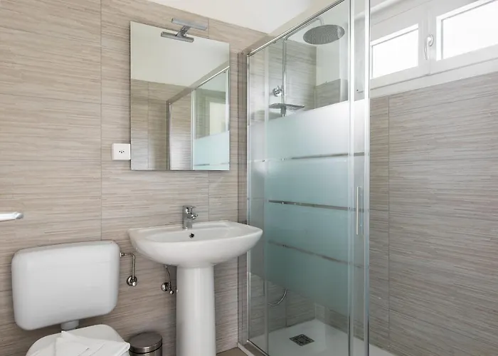 Rose By Quokka 360 - Refined Two-bedroom With Garden *