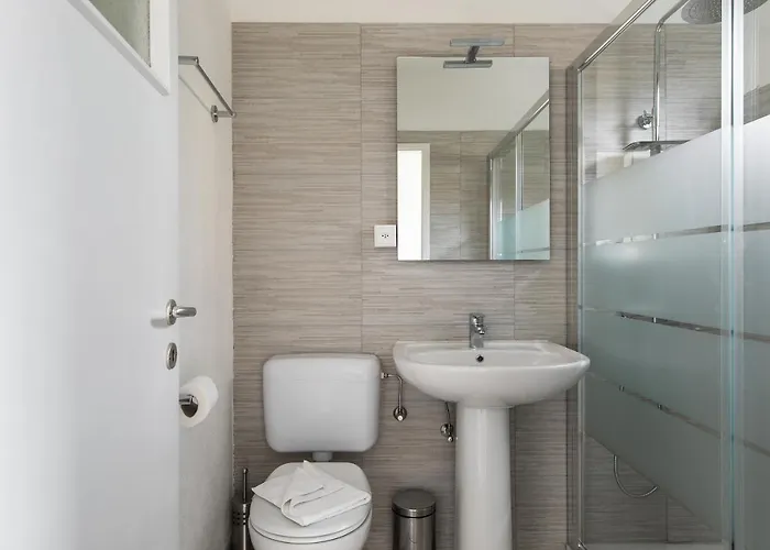 Rose By Quokka 360 - Refined Two-bedroom With Garden *