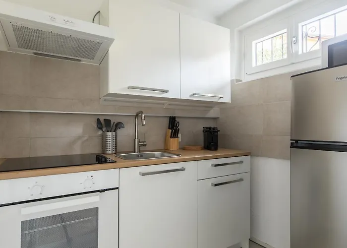 Rose By Quokka 360 - Refined Two-bedroom With Garden