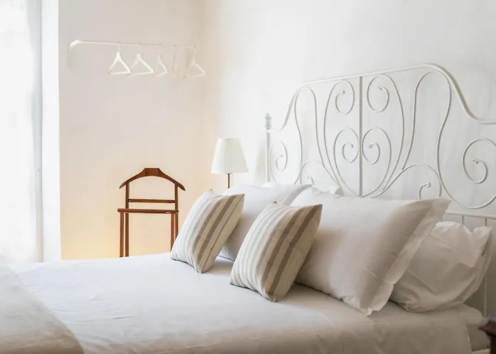 Rose By Quokka 360 - Refined Two-bedroom With Garden