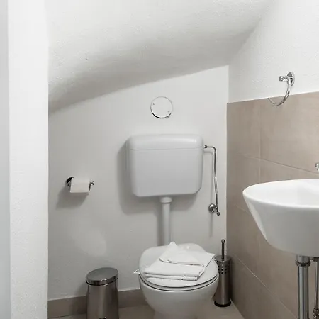 Apartment Rose By Quokka 360 - Refined Two-bedroom With Garden