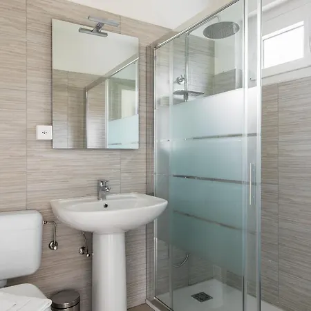 Rose By Quokka 360 - Refined Two-bedroom With Garden *