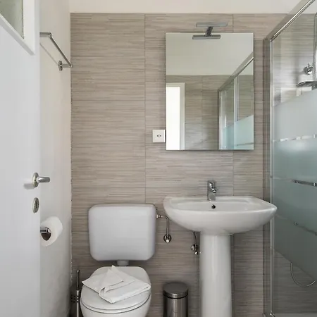 Rose By Quokka 360 - Refined Two-bedroom With Garden *