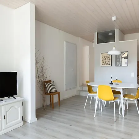 Rose By Quokka 360 - Refined Two-bedroom With Garden Apartment