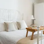Rose By Quokka 360 - Refined Two-bedroom With Garden アパート ルガーノ