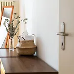 Rose By Quokka 360 - Refined Two-bedroom With Garden アパート