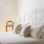 Rose By Quokka 360 - Refined Two-bedroom With Garden
